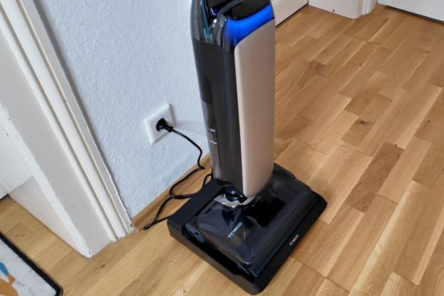 Tineco S9 Artist in seiner Dockingstation – lädt Akku und startet Selbstreinigung.